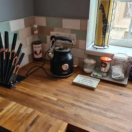 Ground Floor Flat With Garden. 10 Min To The Beach *