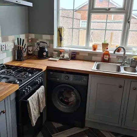 Lejlighed Ground Floor Flat With Garden. 10 Min To The Beach