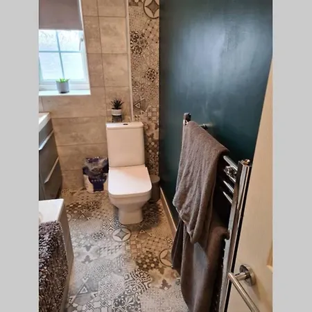 Lejlighed Ground Floor Flat With Garden. 10 Min To The Beach