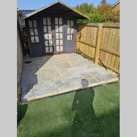 Ground Floor Flat With Garden. 10 Min To The Beach *